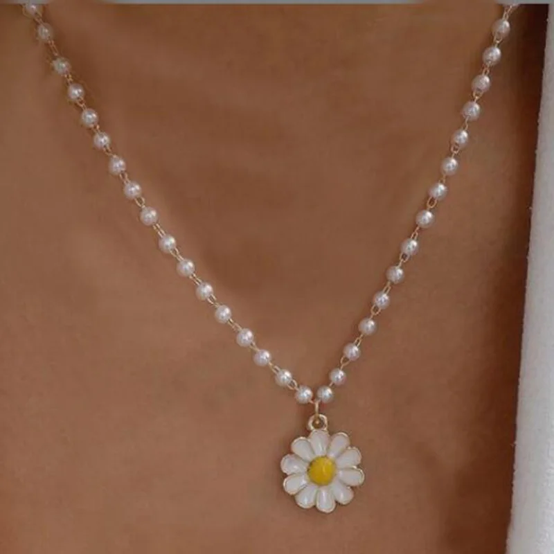 

Fashion Pearl Flower Pendant Necklace Female Small Daisy Pearl Chain Collar Necklace 2021 Bohemian Vintage Jewelry Gift Fashion