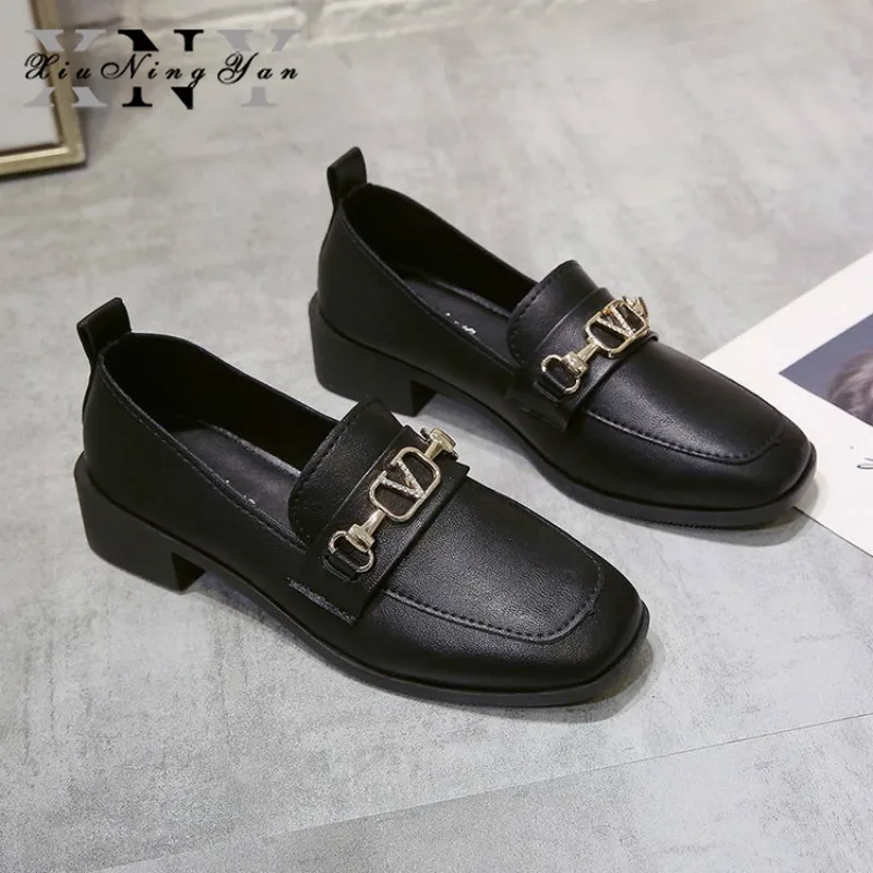 

2021 женские кожаные лоферы на плоской платформе; Женские лакированные туфли на плоской подошве с круглым носком и металлической цепочкой; Же...