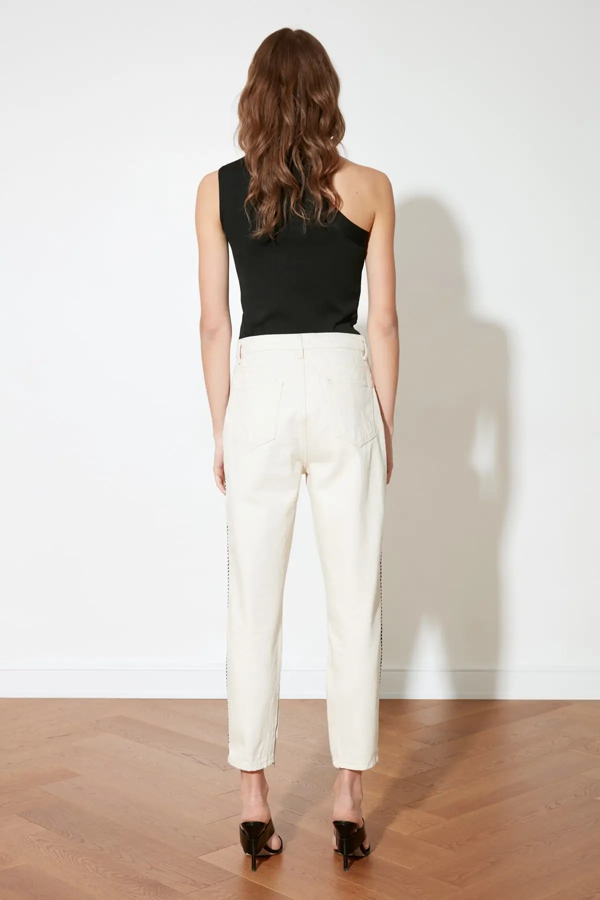 

Trendyol Zipper and Ribbon Detail Mom Jeans TWOSS21JE0416