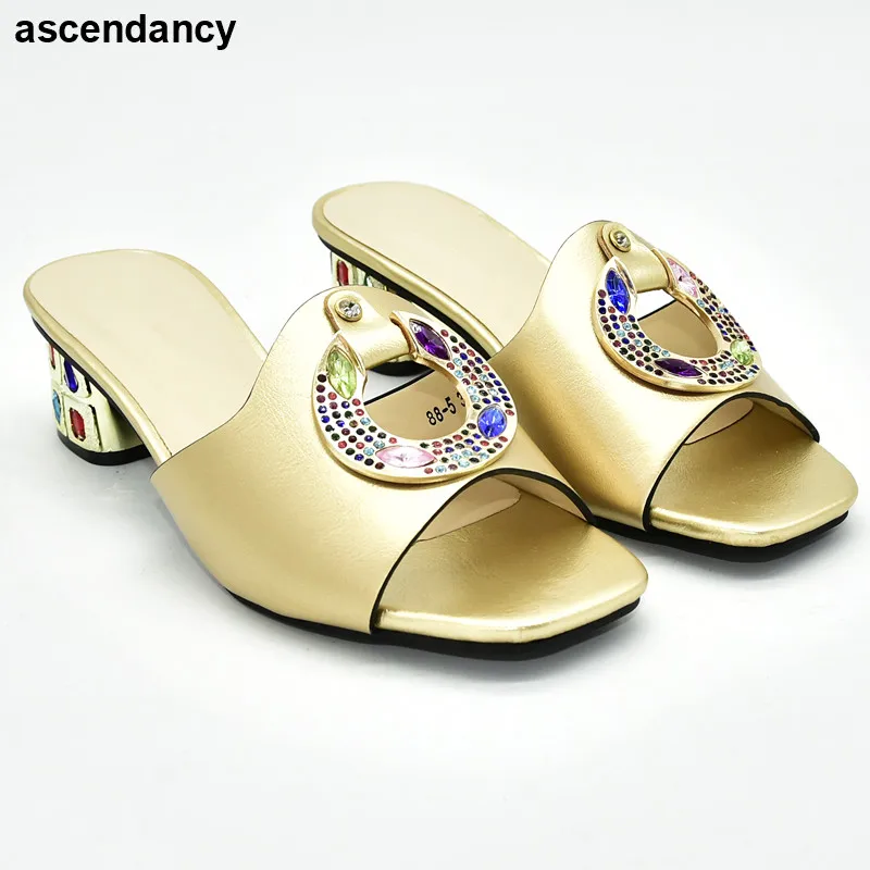 Новейший дизайн Женская обувь в африканском стиле тапочки с металлической