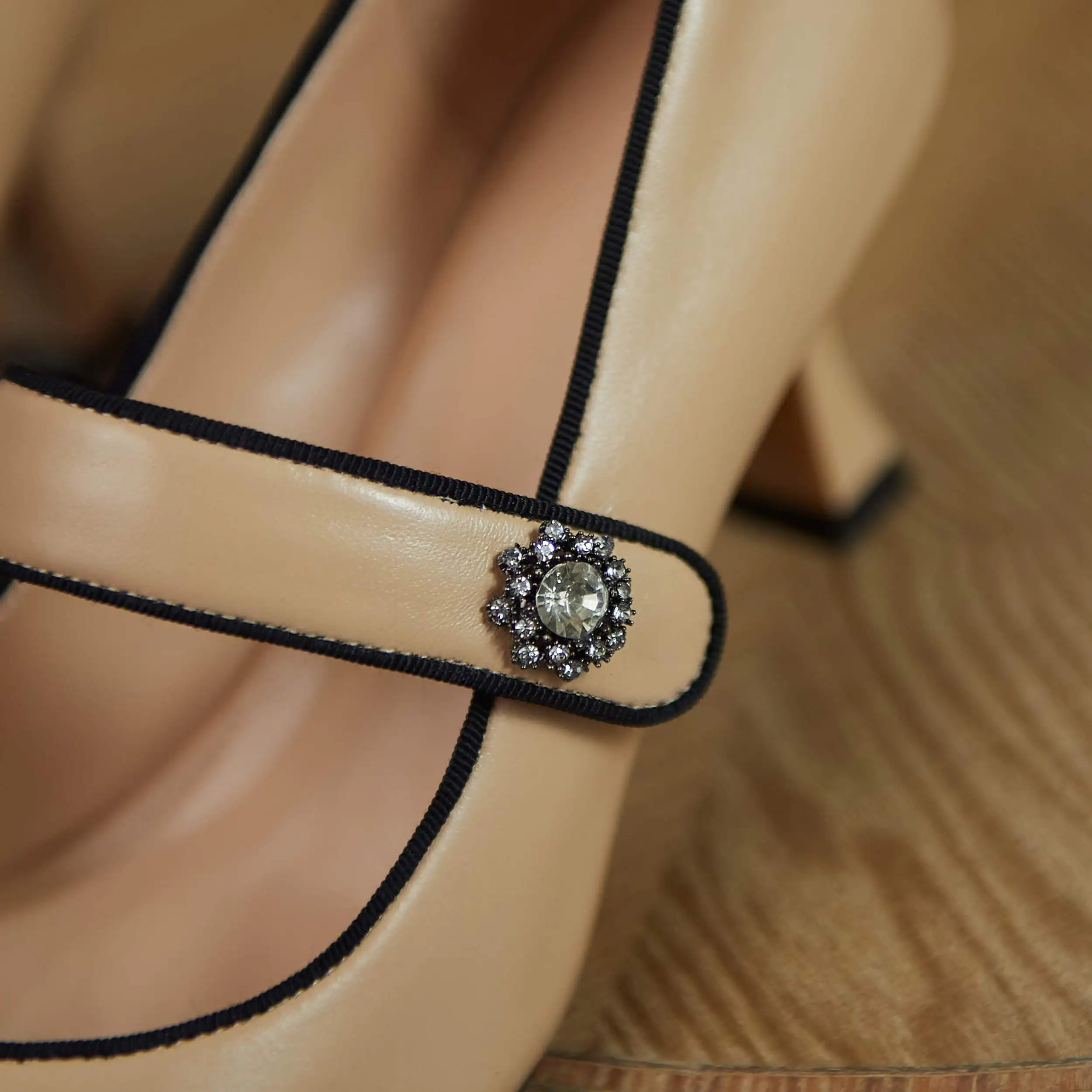 

Krazing Pot big size genuine leather pointed toe high heel shallow metal fasteners diamond shiny buckle straps women pumps L2f1