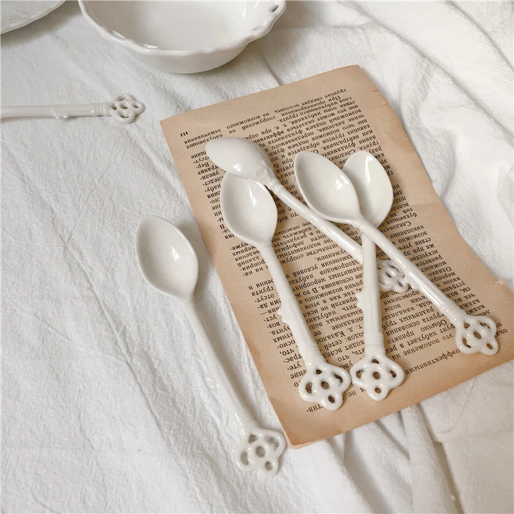 

Retro style ceramic spoon petal hollow key coffee spoon palace style dessert dessert afternoon tea spoon soup spoon