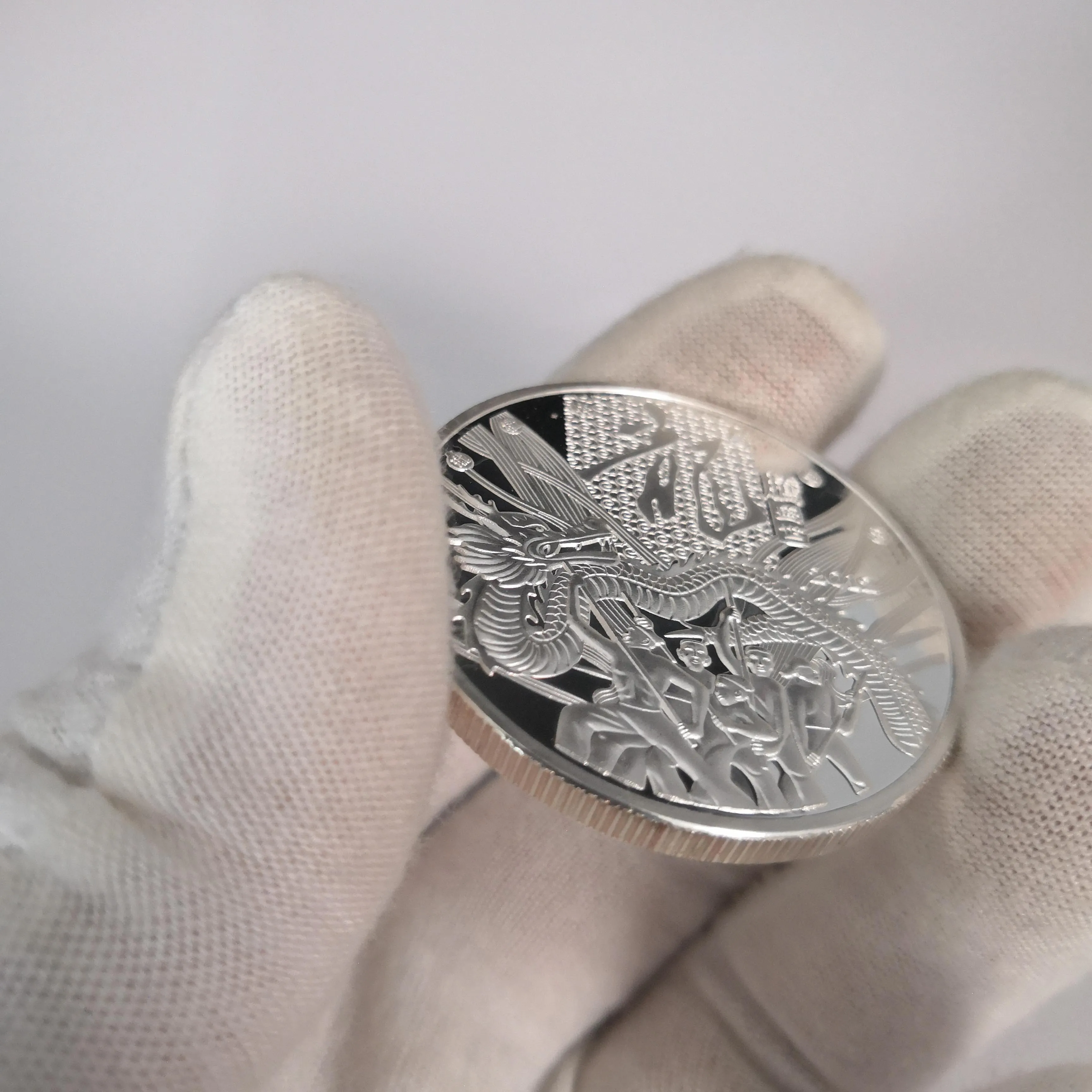 Китайские посеребренные монеты с танцами драконов Юбилейные на удачу