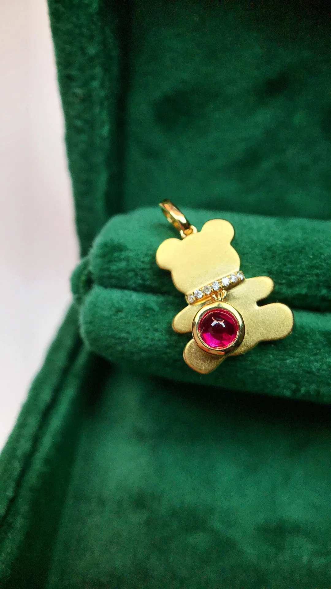 Женское колье из 18-каратного желтого золота с красным Рубином 2994 карата