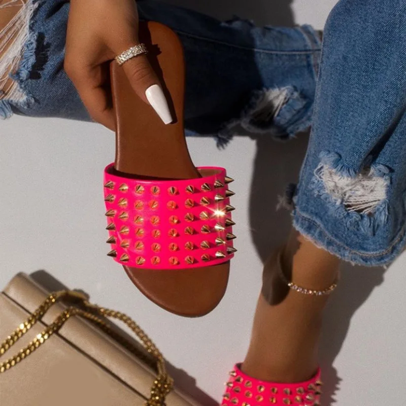 Летние женские шлепанцы пикантная плоская ЗАКЛЕПКА открытые Вьетнамки с