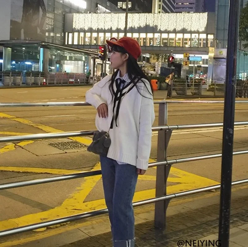 Женский трикотажный свитер с V-образным вырезом белый полосатый пуловер в стиле