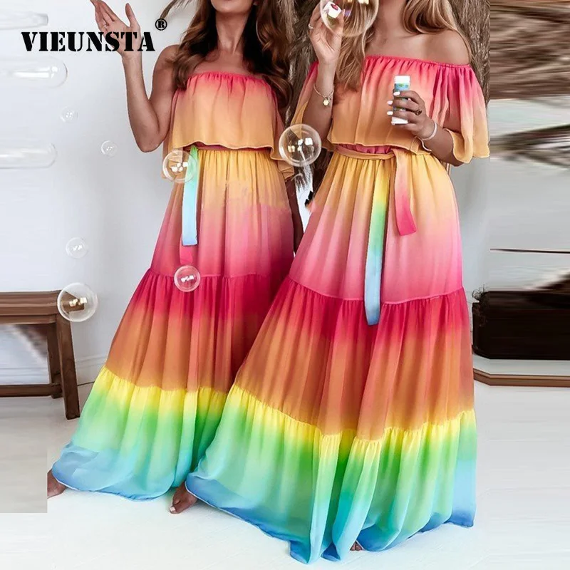 Женское длинное платье с открытыми плечами плиссированное макси разноцветным