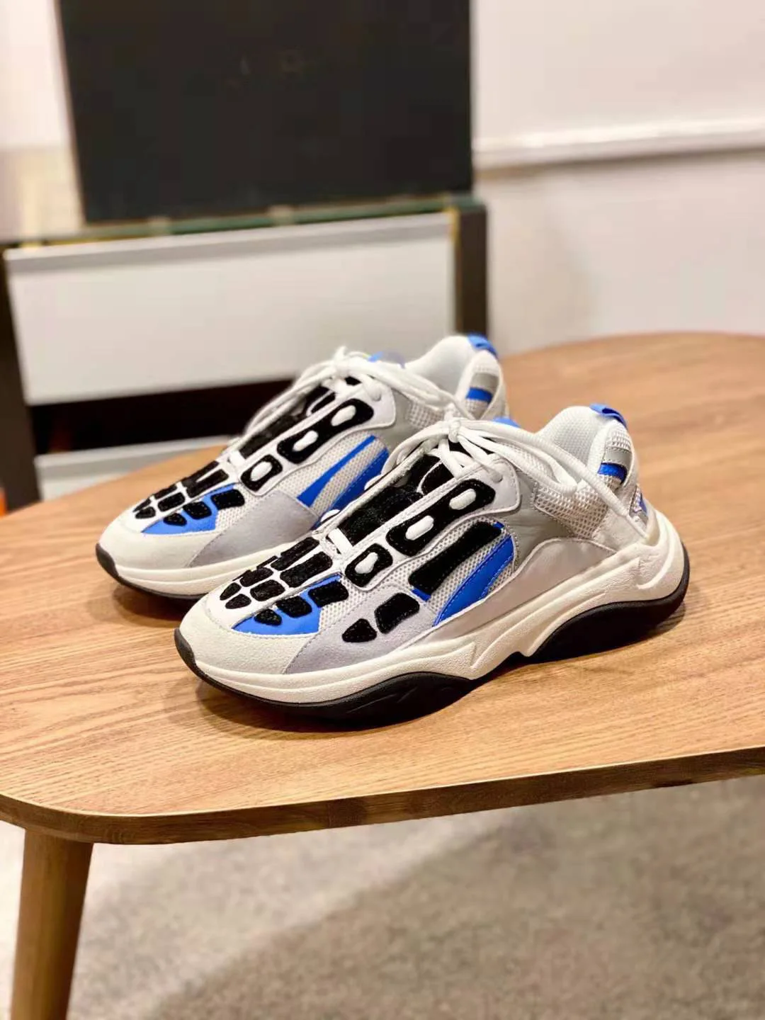 Синие кроссовки на массивной подошве |