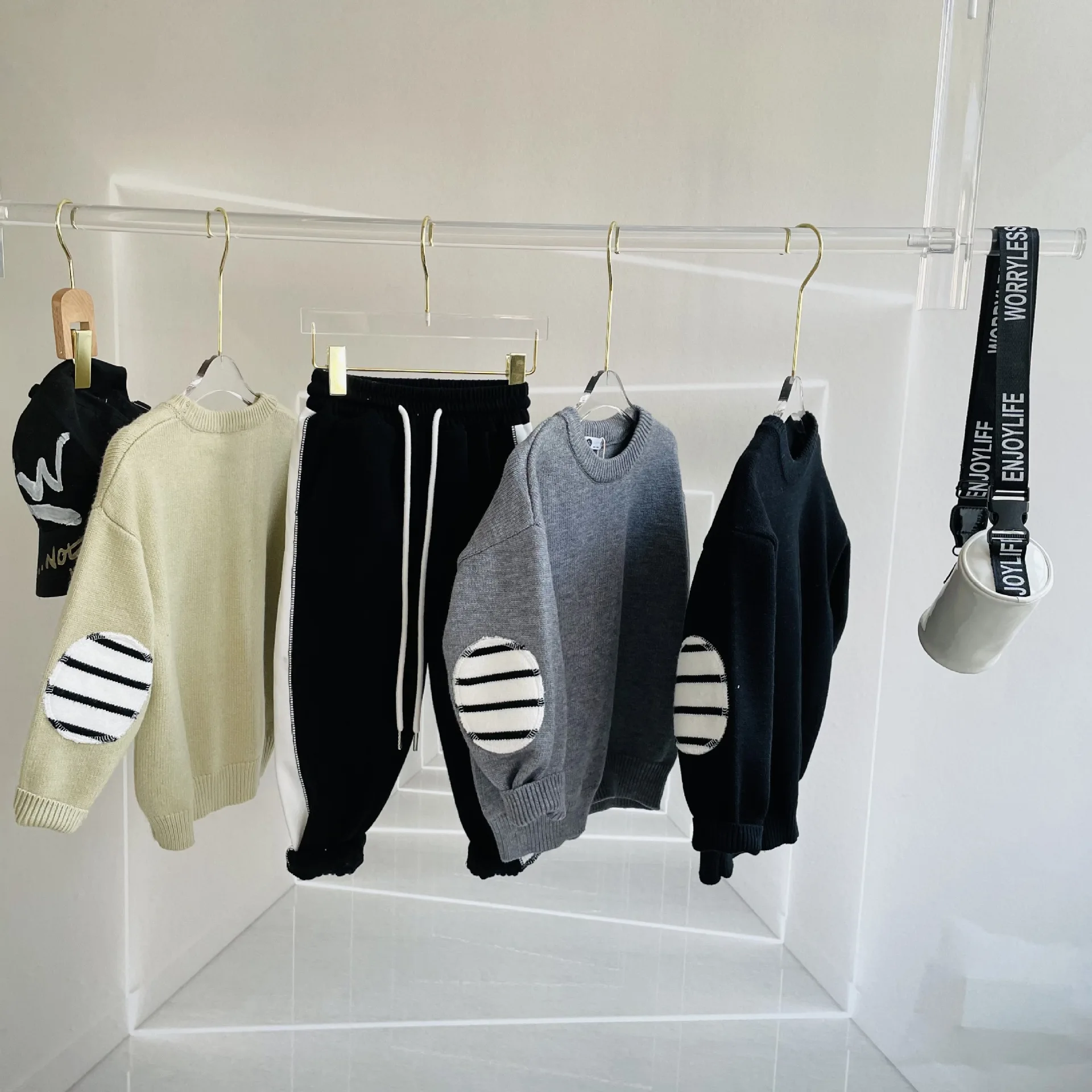 Свитер детский трикотажный с длинным рукавом и круглым вырезом | Детская одежда