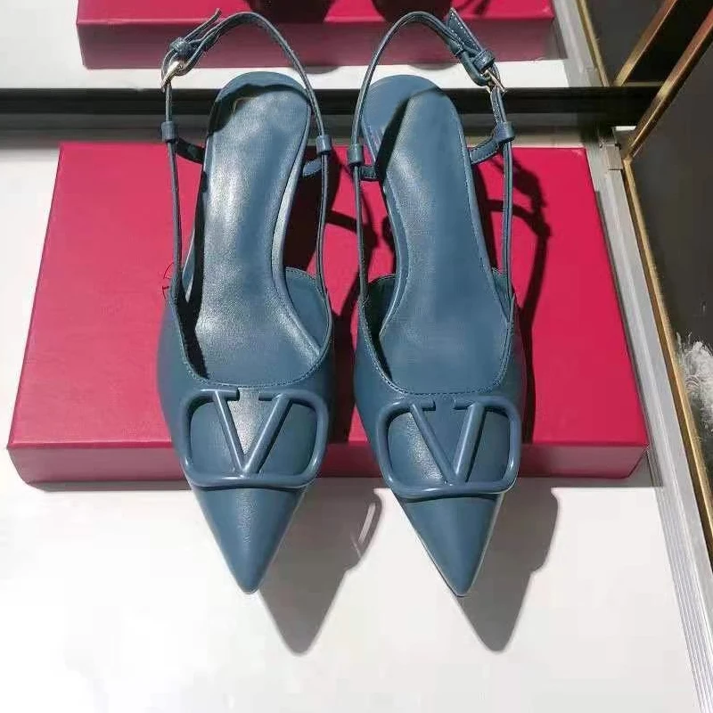 

Модные Роскошные брендовые туфли с острым носком на среднем каблуке с металлической пряжкой в форме одной туфли на шпильке пикантные черны...