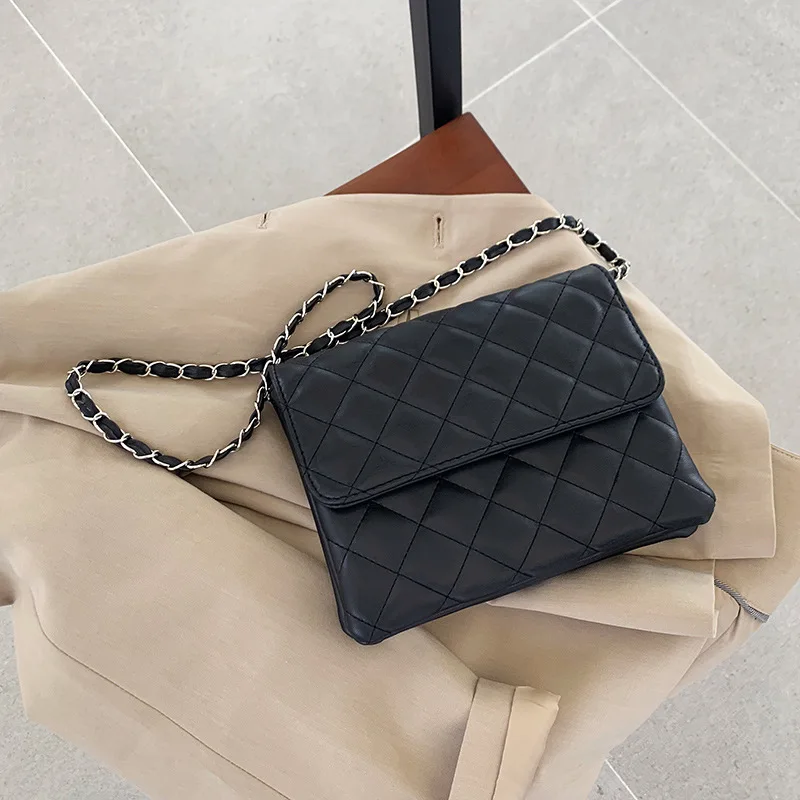 Женская сумка через плечо с цепочкой маленькая классическая откидным клапаном и