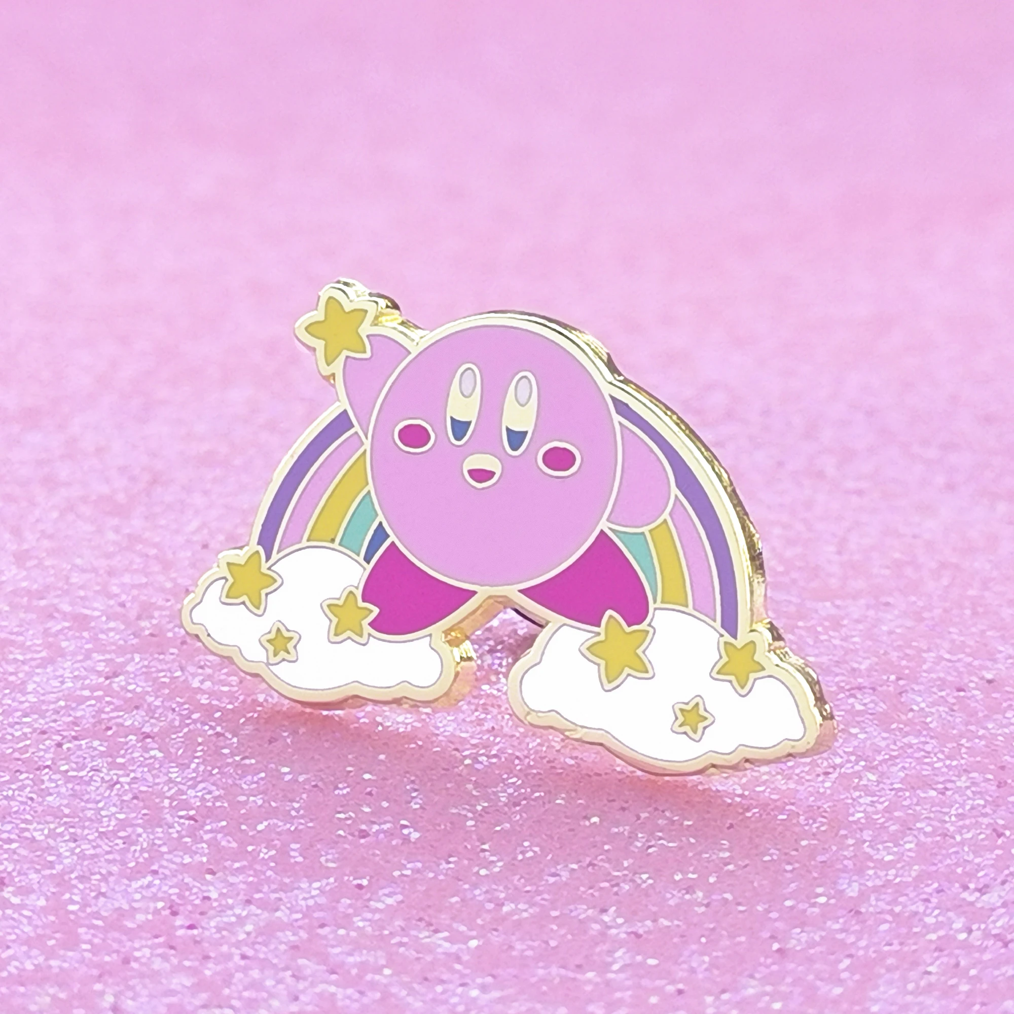 Жесткая эмалированная брошь с изображением эльфов радужного розового цвета