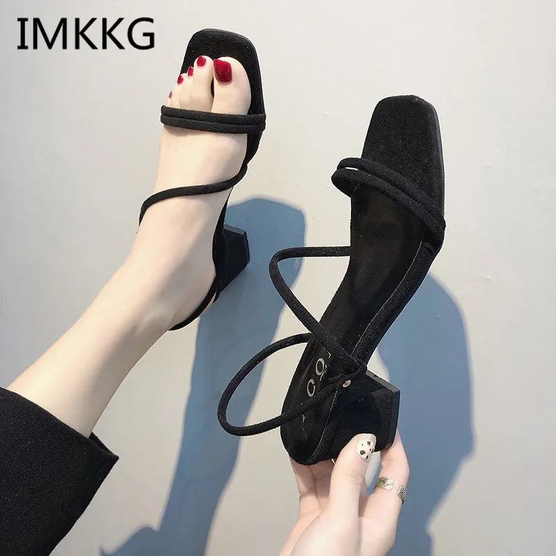 Женские замшевые босоножки на квадратном каблуке с открытым носком | Обувь