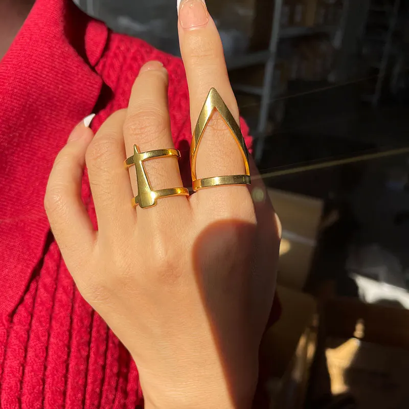 

Необычные геометрические треугольные кольца для мужчин и женщин, металлические кольца для мужчин и женщин, стильные ювелирные изделия в ст...