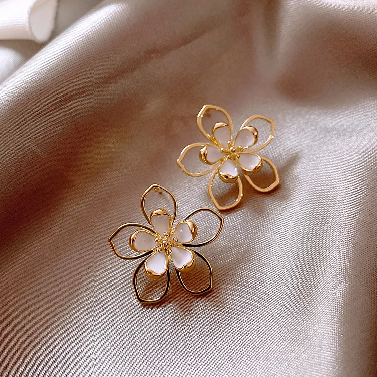 Женские серьги гвоздики в виде цветка многослойные с блестящей боковой вставкой