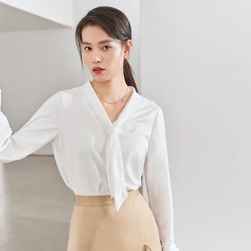 Женская блузка с галстуком бабочкой из гладкого материала треугольным вырезом