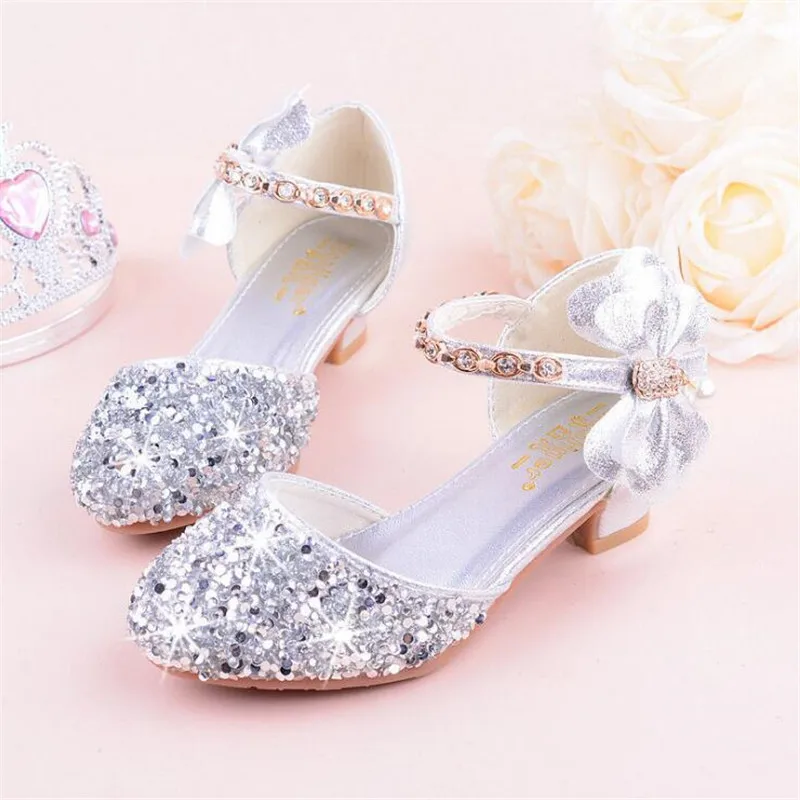 

Кожаные туфли для девочек блестящие сандалии детская обувь на высоком каблуке детские сандалии с бантом и кристаллами для выступлений детская обувь принцессы