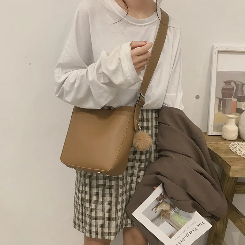 

Net red bucket bag new style simple and versatile in autumn and winter, showing temperament, large capacity wide shoulder strap