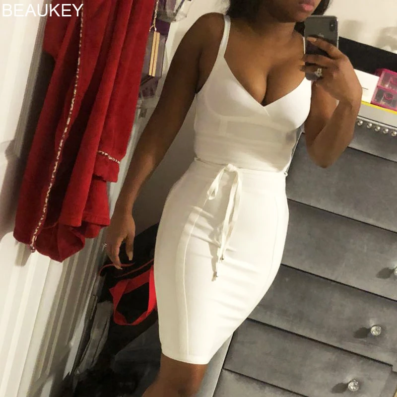 BEAUKEY Классическое белое платье на бретелях спагетти сексуальное женское с V