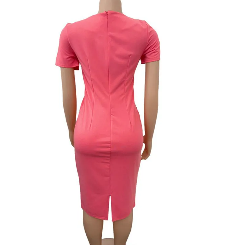 Женское облегающее платье средней длины с коротким рукавом и оборками