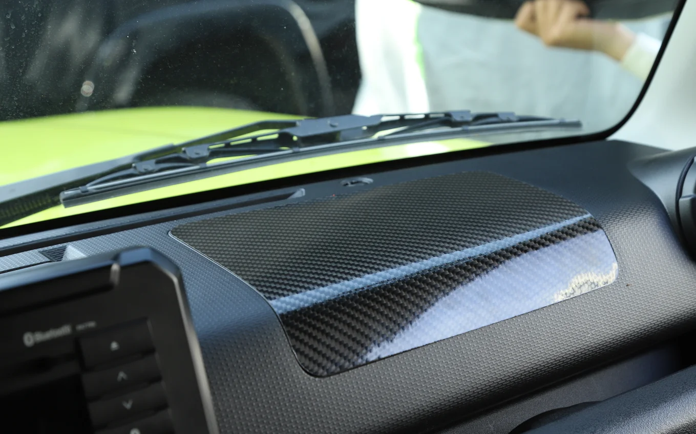 Чехол из углеродного волокна для центральной консоли приборной панели Suzuki Jimny 2019