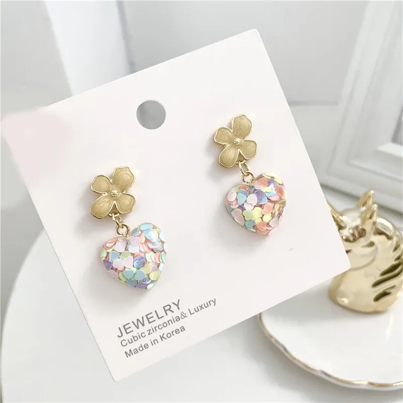 Симпатичные милые серьги-клипсы золотого цвета с цветком из цветного стекла в