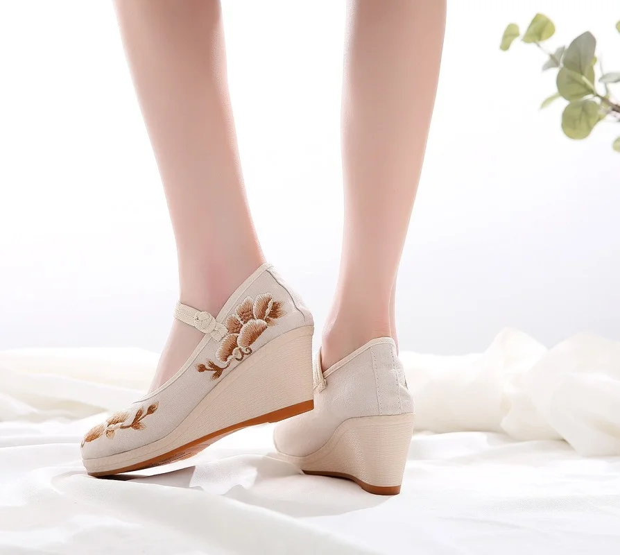 

Spring Autumn New China National Style Retro Wedges Shallow Buckle Strap Embroider Canvas Women Casual Pumps Shoes 2021