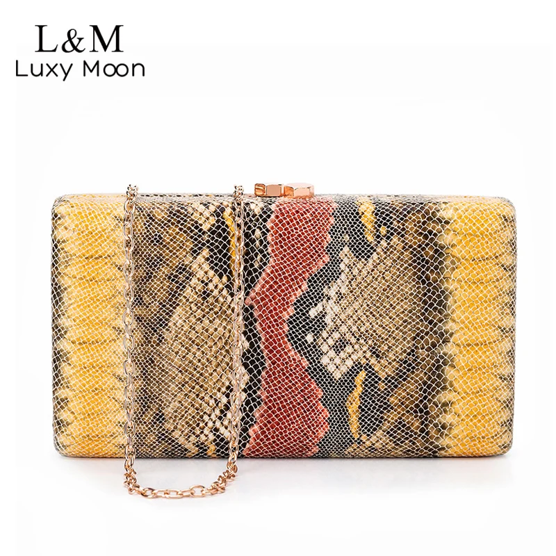 Женская сумка-клатч с текстурой под змеиную кожу |