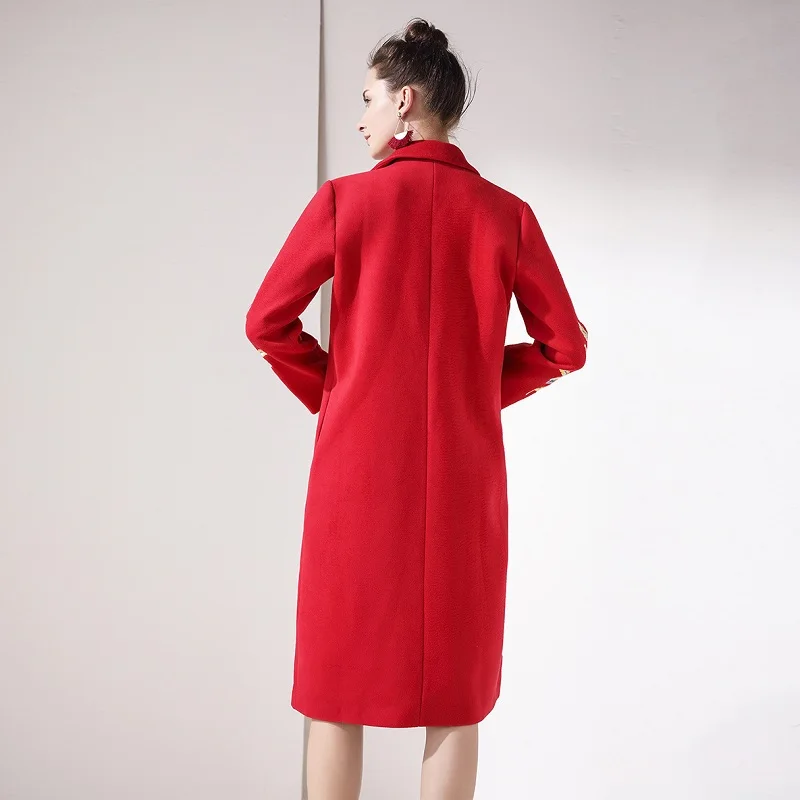 Женское шерстяное пальто длинное однобортное с вышивкой красного и синего цвета
