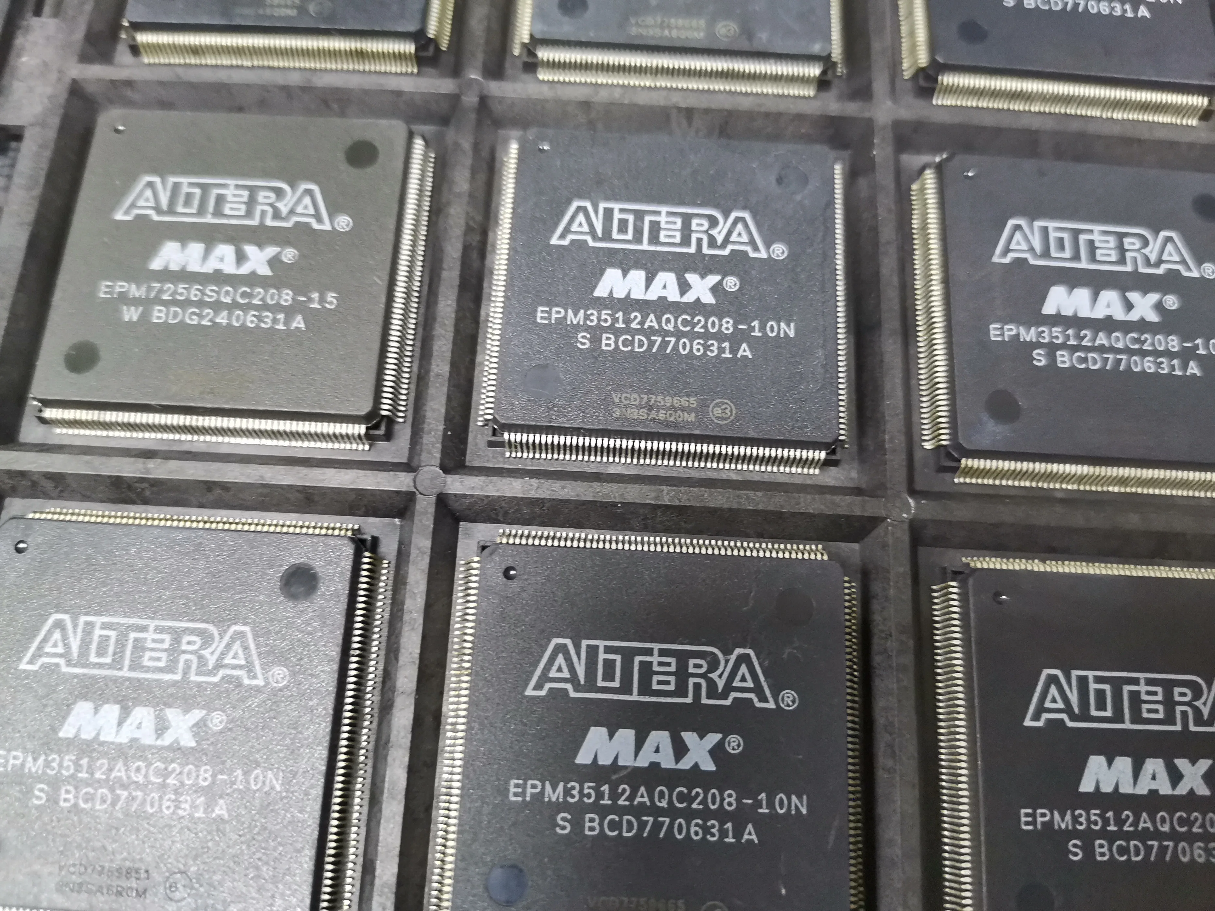 

3 шт. EPM3512AQC208-10N EPM3512AQC EPM3512 Новинка