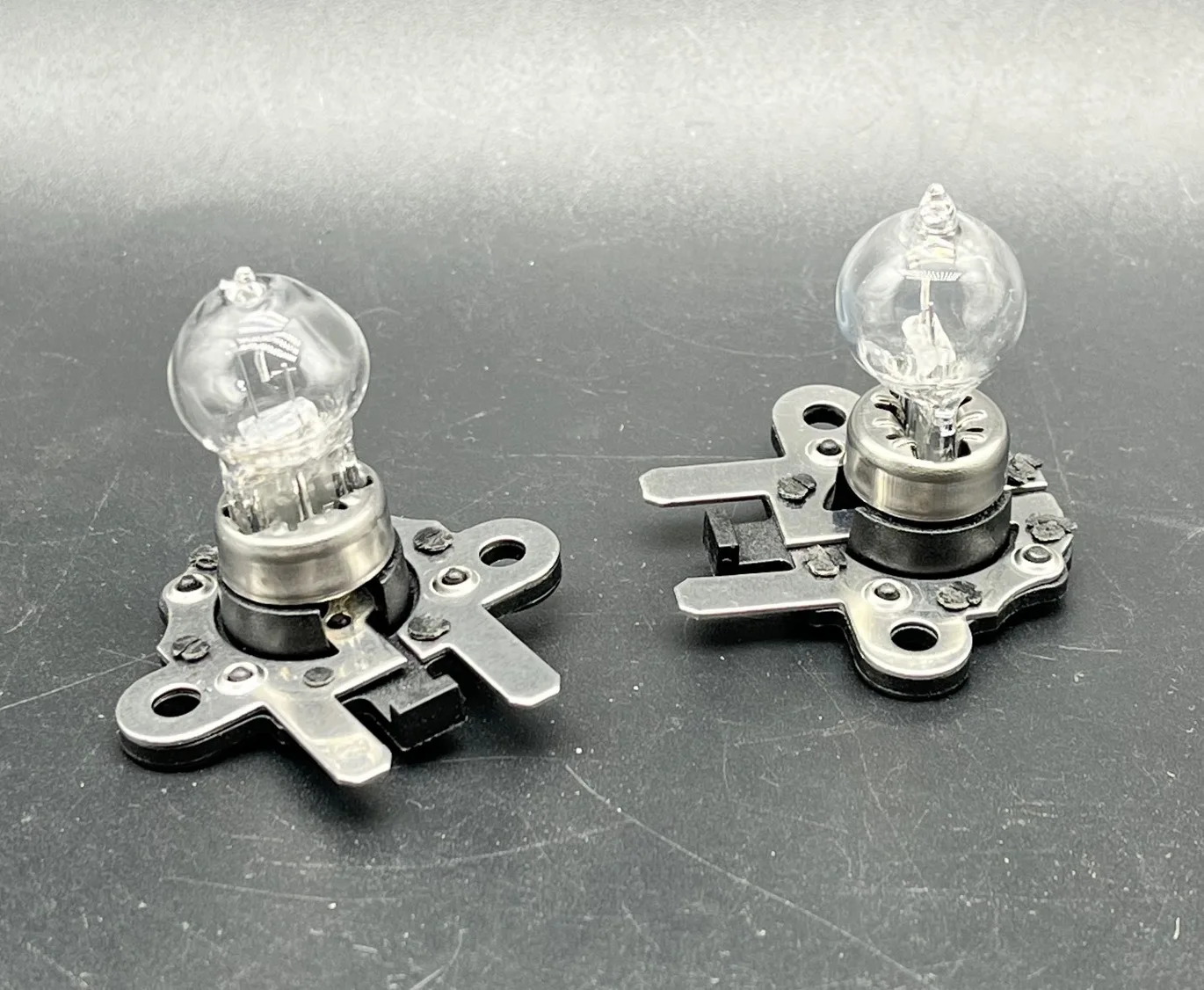 

2pcs for Mercedes-Benz R series R300 R320 R350 R400 R500 251 brake bulb rear tail light bulb 19W