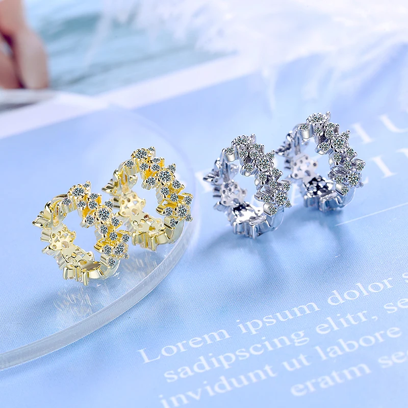 

Women's Fashion Lovely Three Flower Hoop Earrings Pentagram Crystal Paved Small Huggies Shiny Earring Piercing Jewelry Gifts