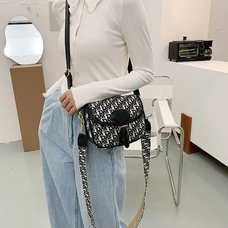 

Half round saddle bag women's bag 2020 new fashion One Shoulder Messenger Bag Korean embroidery canvas net red small bag