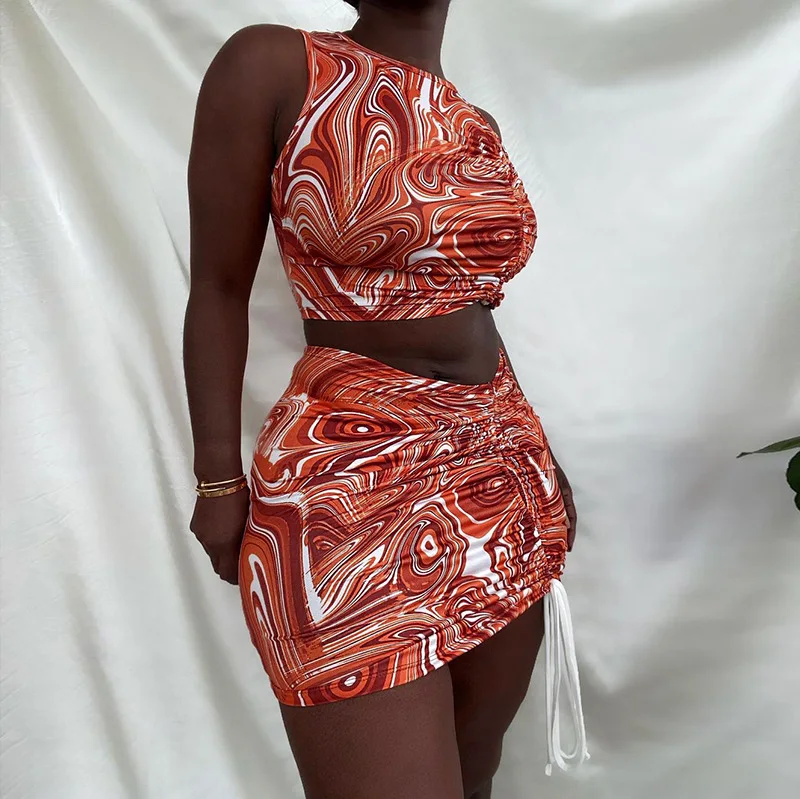 

European and American women's 2021 summer sleeveless round neck hit color print navel pleated skirt suit