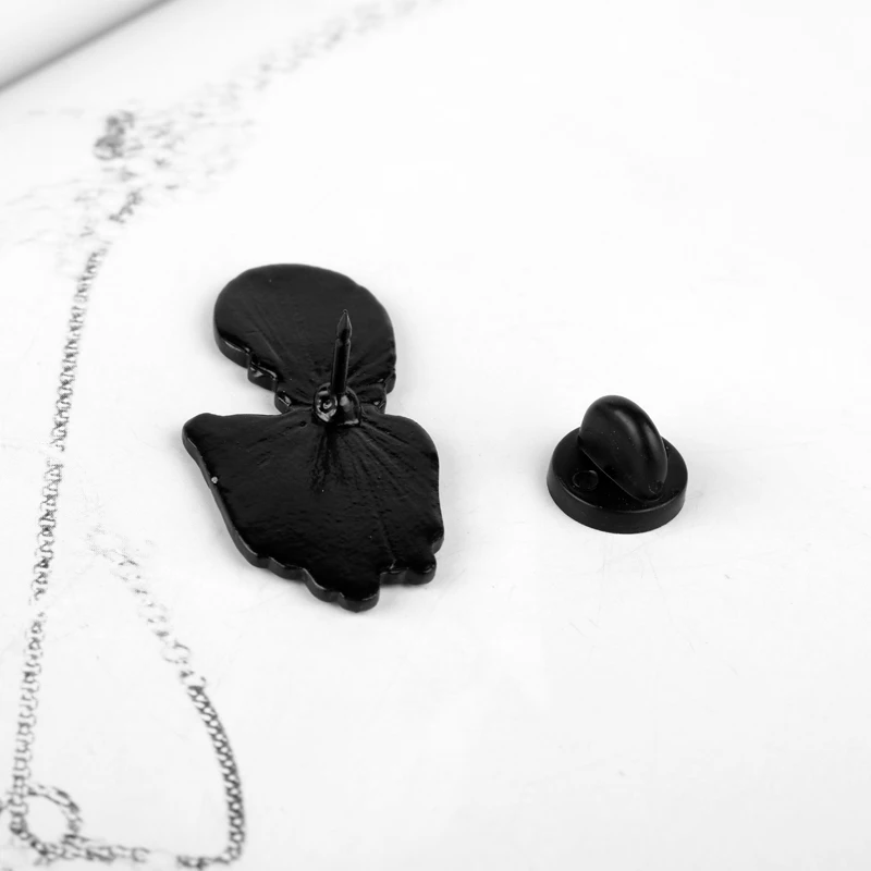 Эмалированная заколка в виде половины розового скелета с мультипликационным