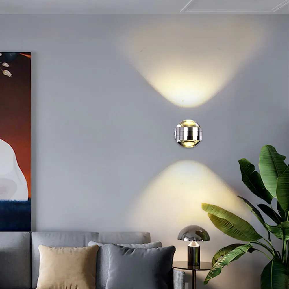 Светодиодный настенный светильник с двумя кристаллами светящийся в гостиной