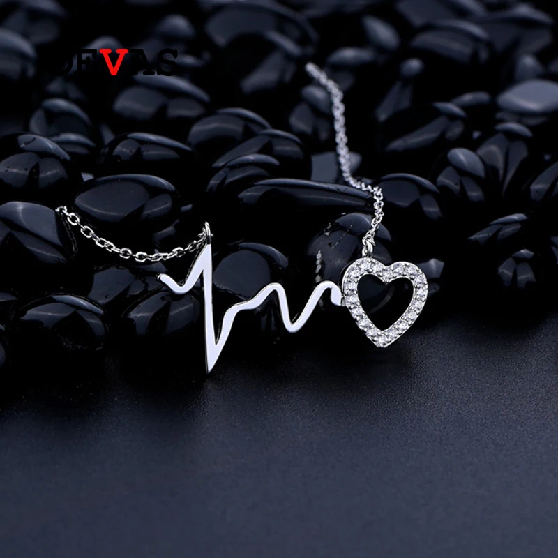 

Женское колье из серебра 100% пробы, со сверкающими сердечками