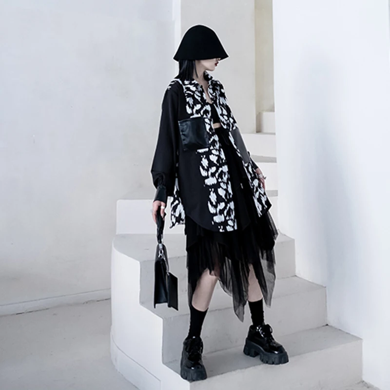 

[EAM] Women Irregular Pu Pattern Print Big Size Blouse New Lapel Long Sleeve Loose Shirt Fashion Spring Autumn 2021 1DD4900