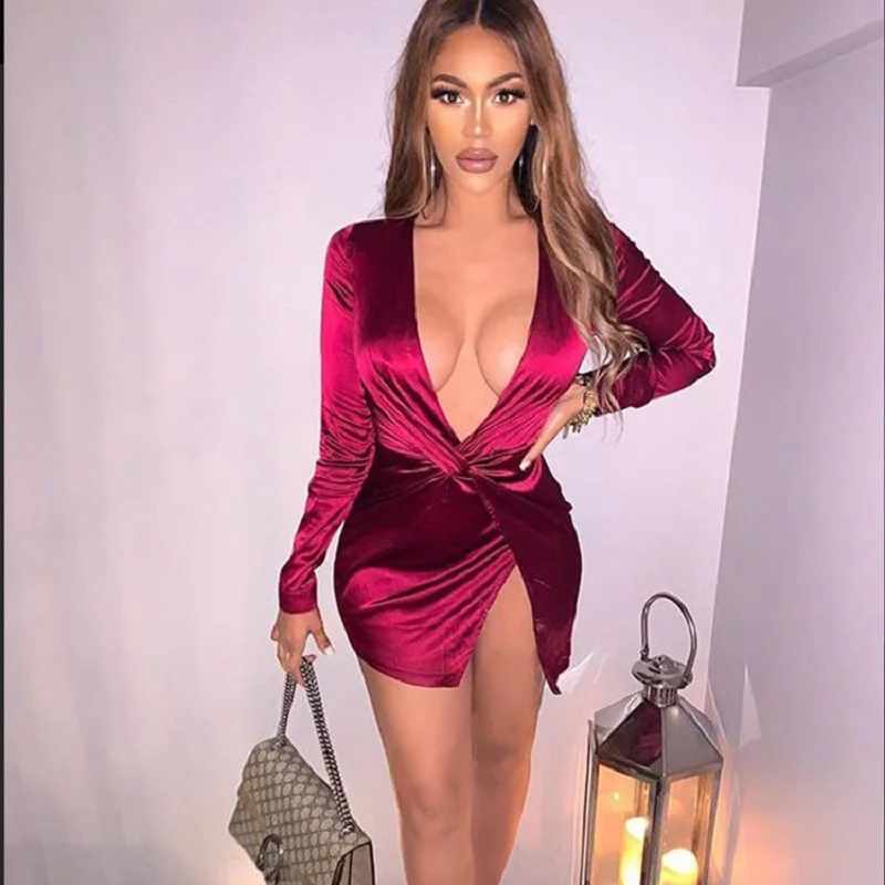 Женское короткое платье с глубоким V-образным вырезом соблазнительное