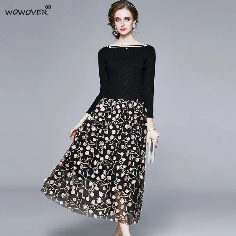 

Женское трикотажное платье-миди с цветочной вышивкой