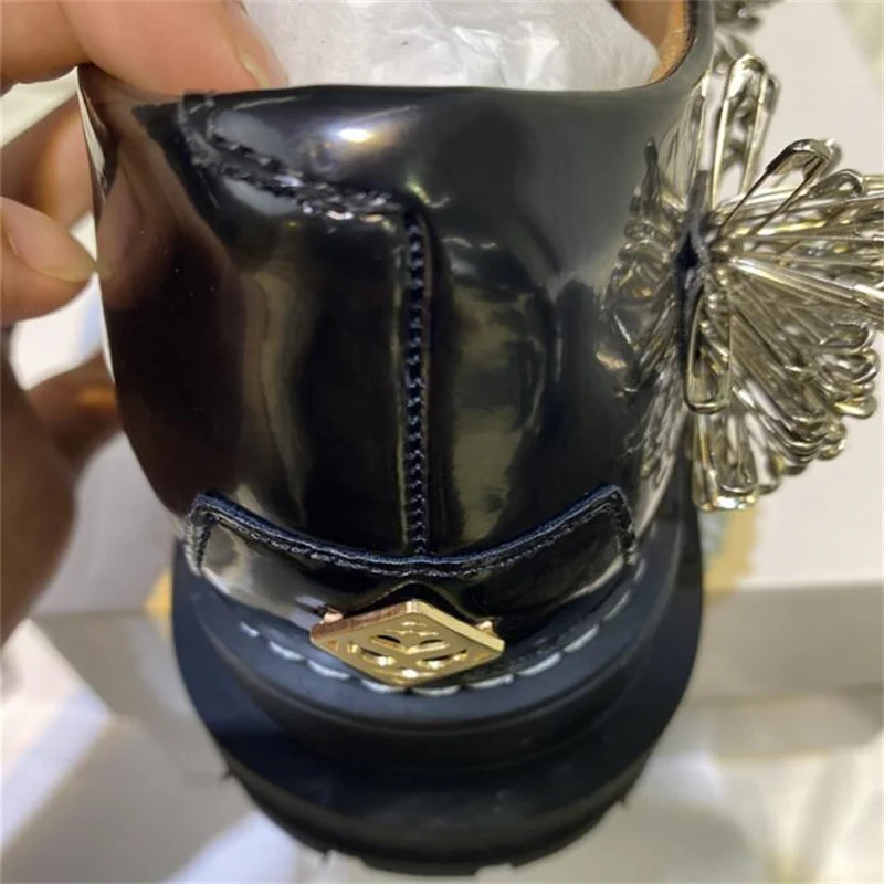 Женские туфли с круглым носком туфли-лоферы металлическими булавками оксфорды