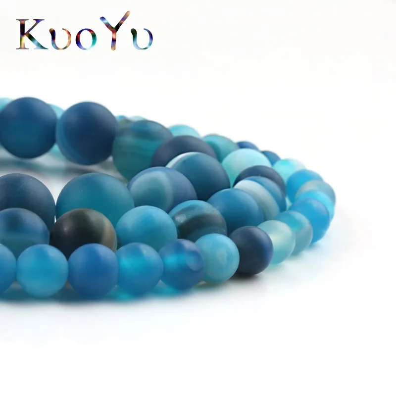 Браслет из матового натурального камня с полированными синими полосками |