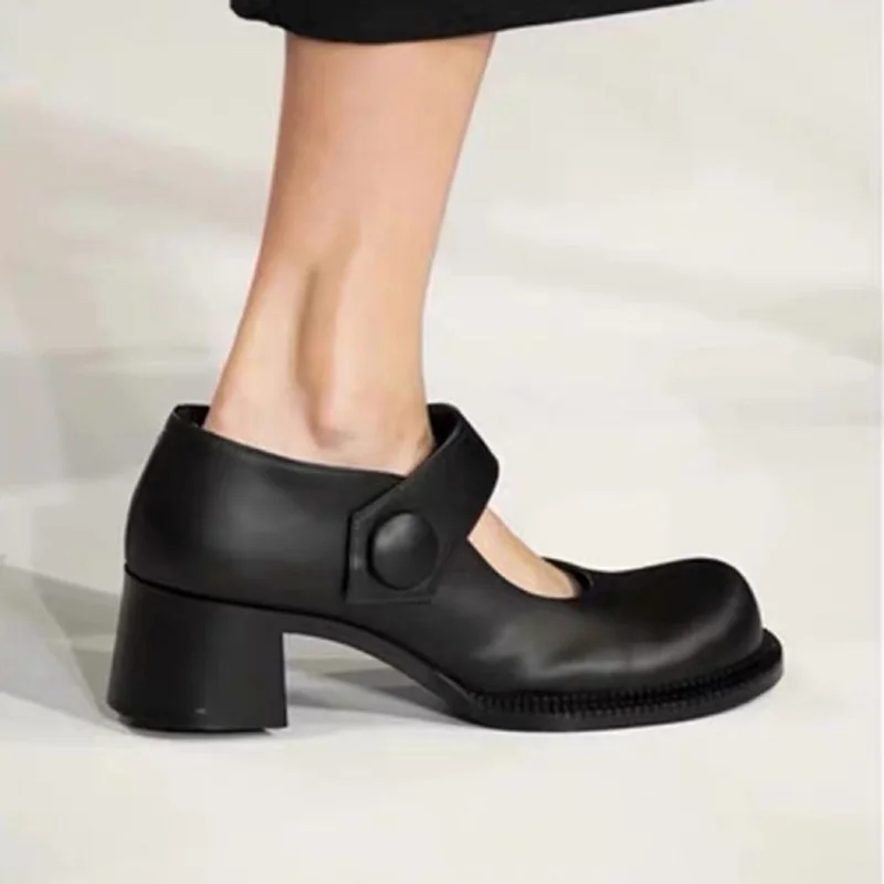 Туфли-оксфорды женские черные на высоком каблуке с перфорацией круглым носком |