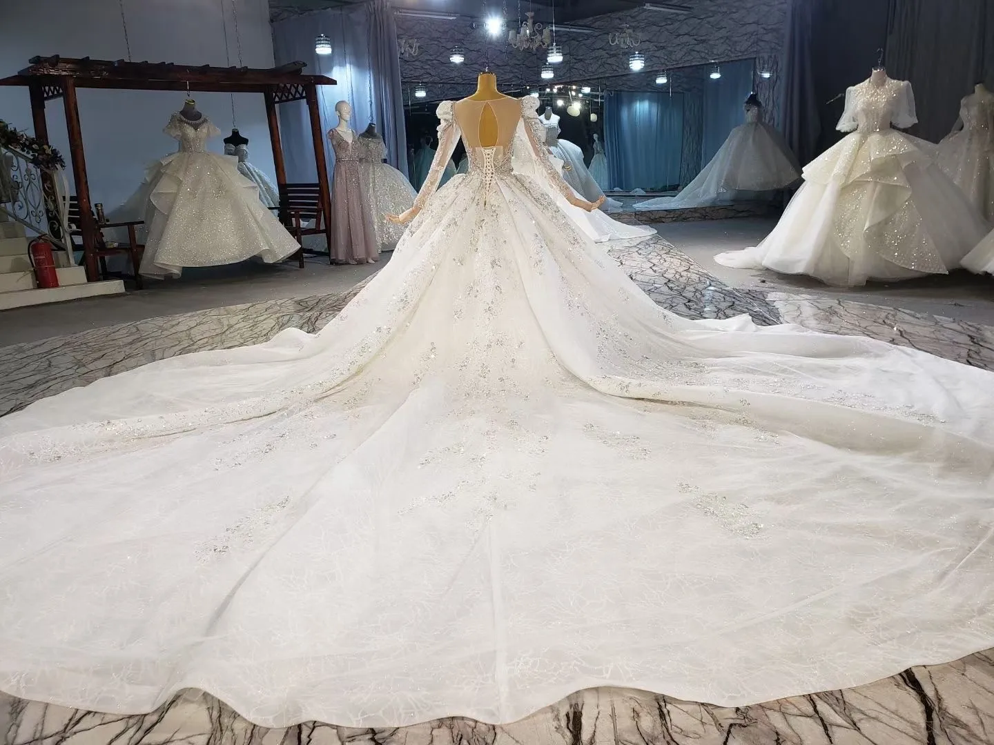 

Luxurious And Elegant Charming Wedding Dress 2021 Ball Gowns Long Sleeve Lace Appliques Sequined Bridal Gown