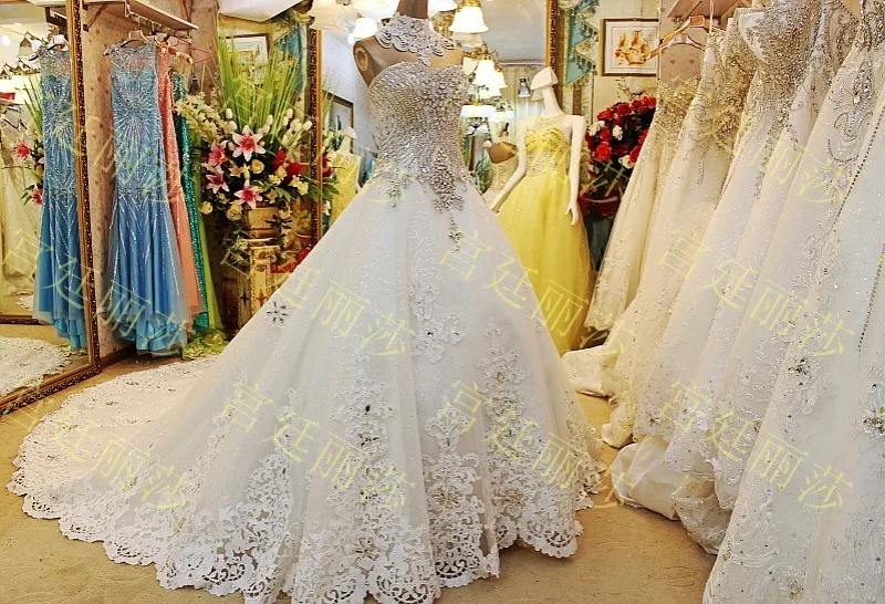 Luxurious Spring Wedding Dresses Ball Gown Sweetheart Fluffy Lace Beaded Crystal Diamond Big Train Bridal Gowns