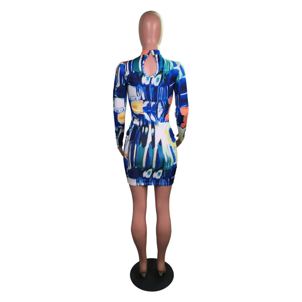 Женское мини платье трапециевидной формы длиной выше колена с круглым вырезом и