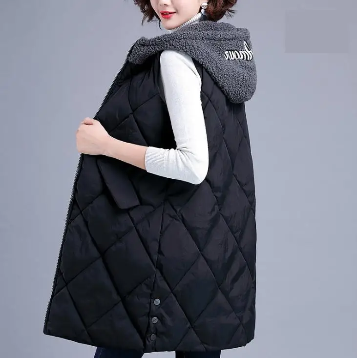 Женский зимний жилет с капюшоном черная однотонная безрукавка средней длины