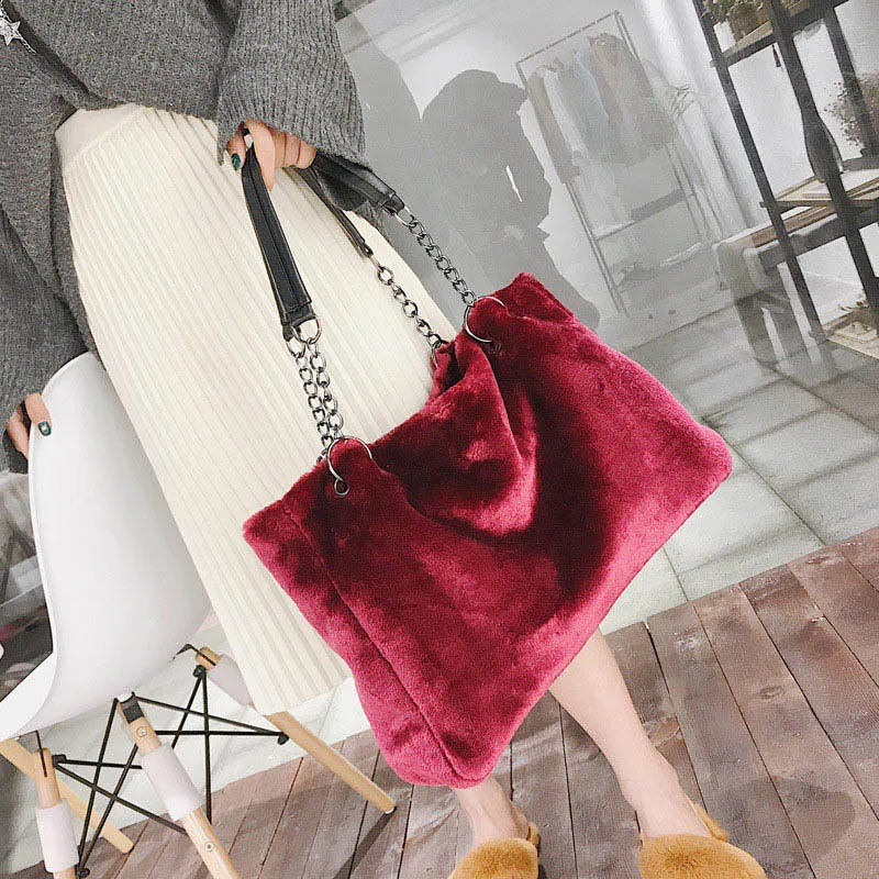 Модная вместительная женская сумка с цепочкой плюшевая через плечо высокое