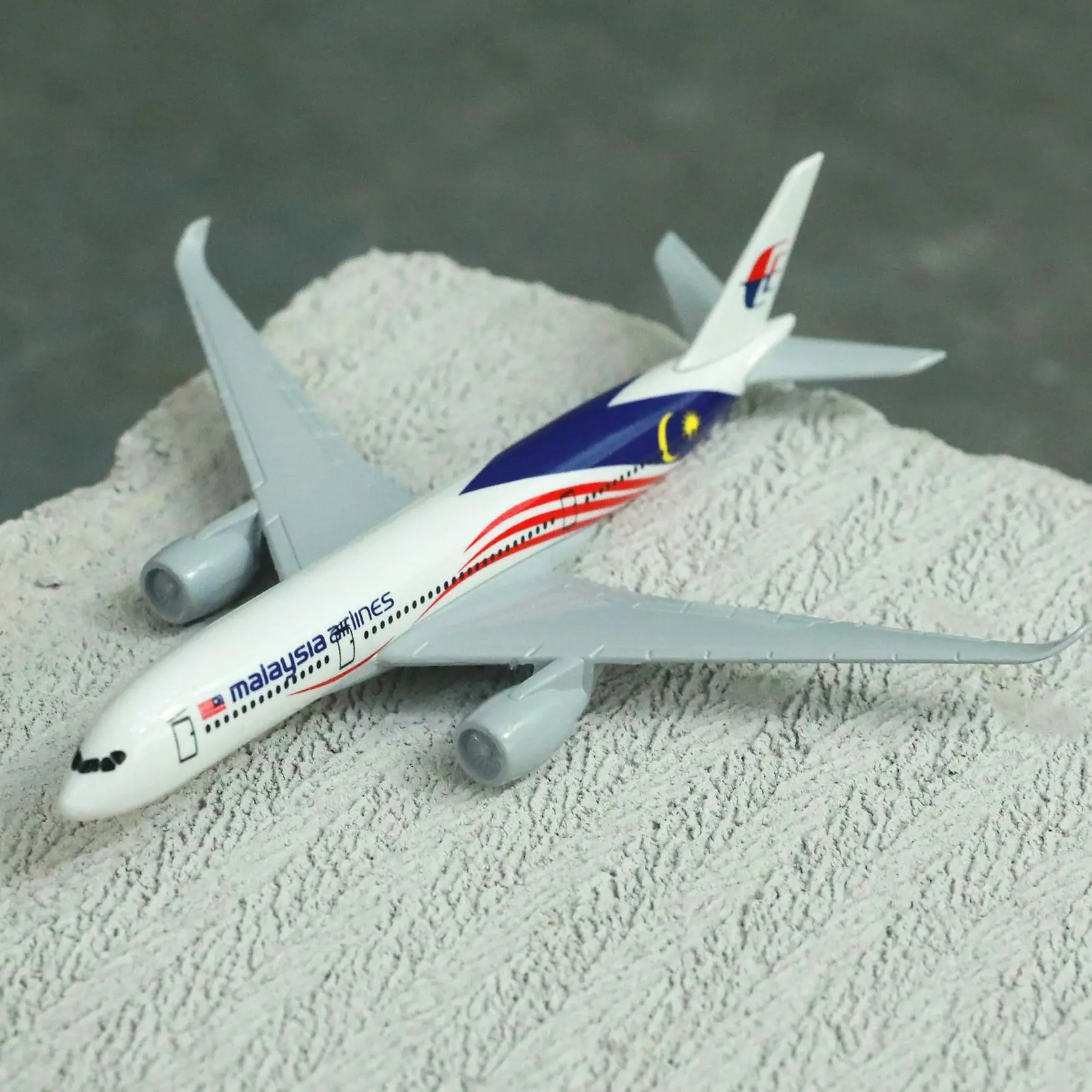 

Коллекционная миниатюрная сувенирная модель A350 авиакомпании Malaysia Airlines из сплава с подставкой, 15 см