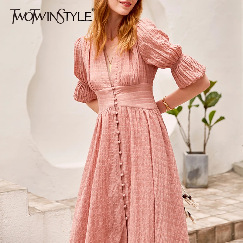 Женское платье TWOTWINSTYLE однотонное средней длины с треугольным вырезом высокой